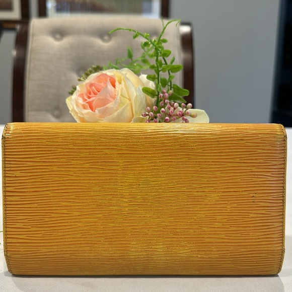 Authentic Louis Vuitton Epi trifold wallet - Picture 3 of 11